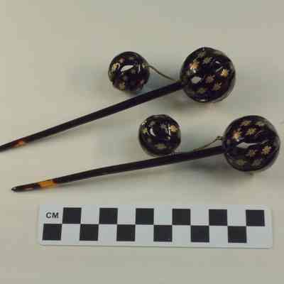 Black tortoise shell hair ornaments inlaid with gold