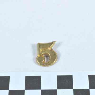 Regimental number stamped brass hat badge "5"