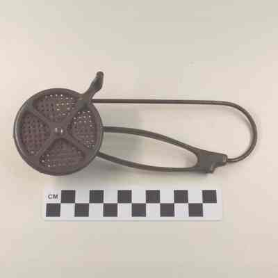 Metal crank-type nutmeg grater