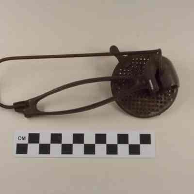 Metal crank-type nutmeg grater