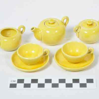 Doll's tea set