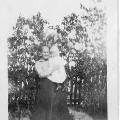 Lucy Chapman holding Ella Mae Hill, 1918