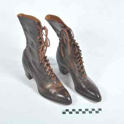 Ladies brown high-top shoes