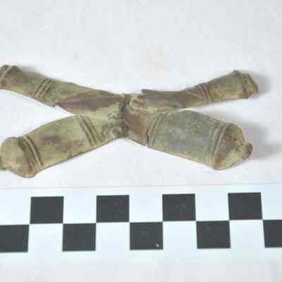 Brass artillery hat badge