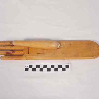 Wooden glove stretcher