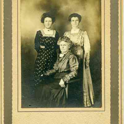 Clara & Florene Leslie with unidentified woman