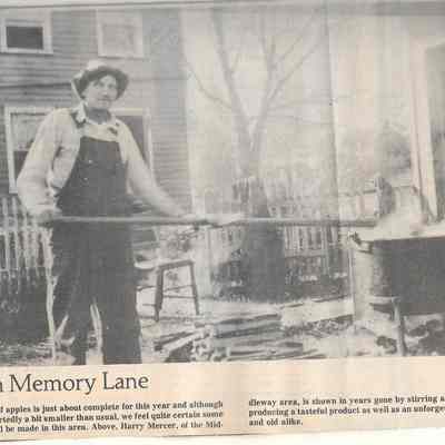 Harry Mercer of Middleway stirring kettle of apple butter (IMG3908006)