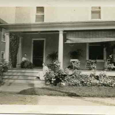 Clara & Katie Leslie at their home in Charles Town