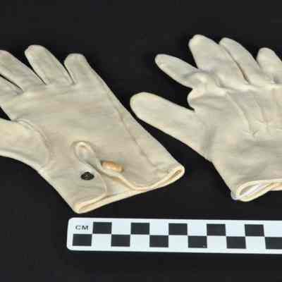 Cotton, off-white child's gloves