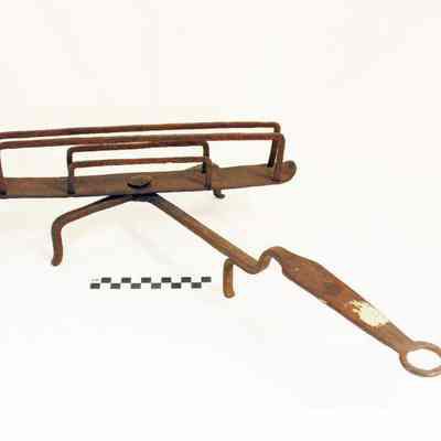 Forged iron swivel hearth toaster