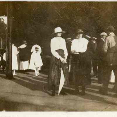 Jane Gardner & Josie Royston at Boyce train station, 1918