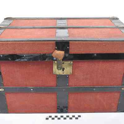 Trunk for doll clothes