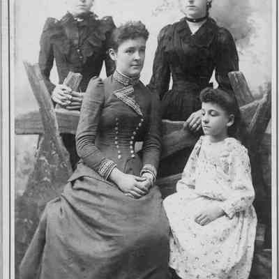 Lola, Neta, Clara & ?