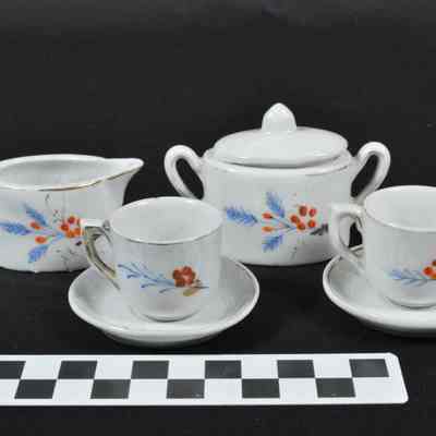Doll's tea set