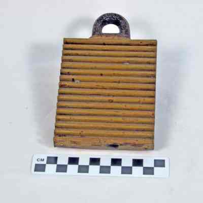 Bottom piece of a crimping iron