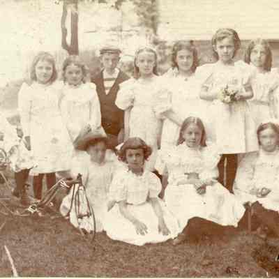 Group of thirteen children, 1898