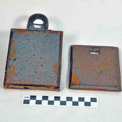 Bottom piece of a crimping iron