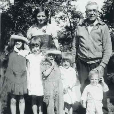Robert L. and Nannie White with 5 children