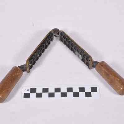 Hinged brass bullet mold