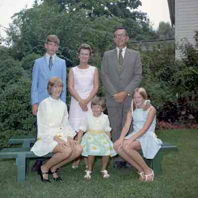 John and Lyde Alfriend with children and grandchildren