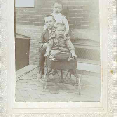 Lawrence Orr and brothers, 1901