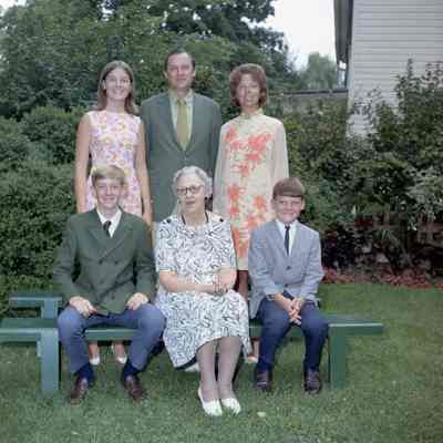 John and Lyde Alfriend with children and grandchildren