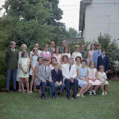 John and Lyde Alfriend with children and grandchildren