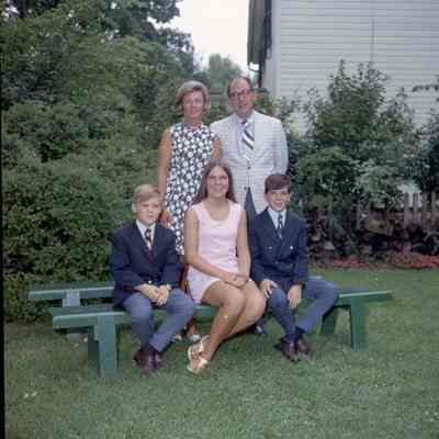 John and Lyde Alfriend with children and grandchildren