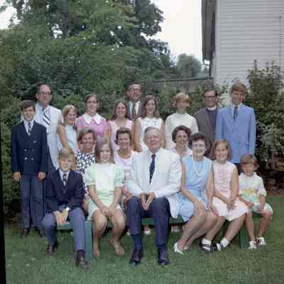 John and Lyde Alfriend with children and grandchildren