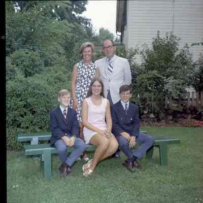 John and Lyde Alfriend with children and grandchildren