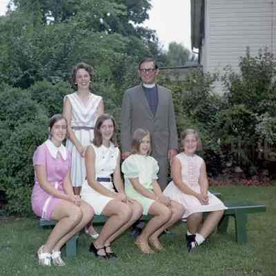 John and Lyde Alfriend with children and grandchildren