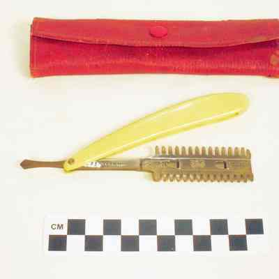 Hair cutting razor with case