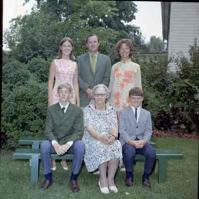 John and Lyde Alfriend with children and grandchildren