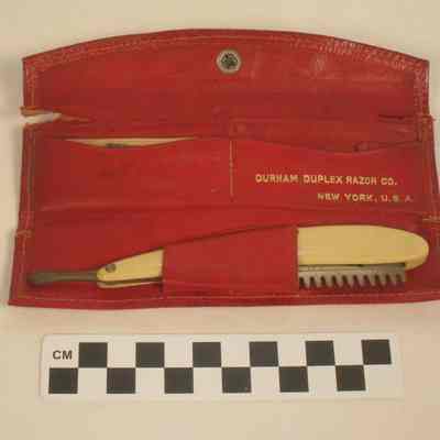 Hair cutting razor with case