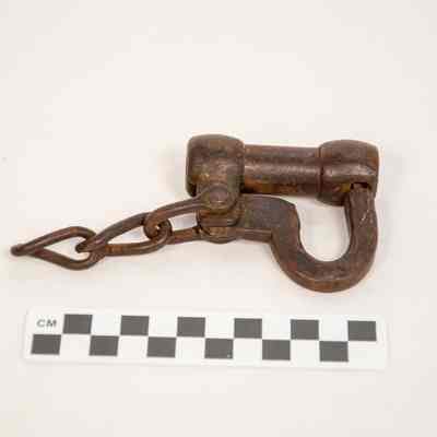 Iron screw lock with a U shaped ring