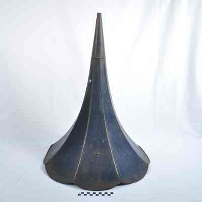 Sound amplifier horn associated with Edison phonograph