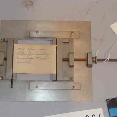 Specimen holder for travelling microscope thread