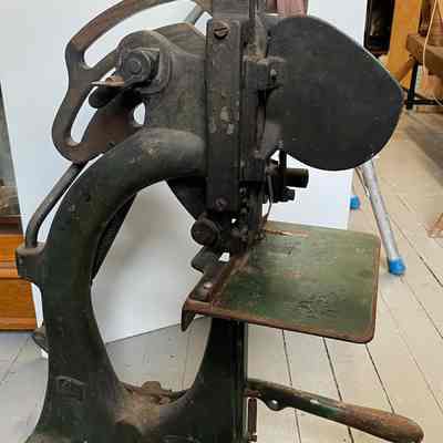 Wire stitching machine