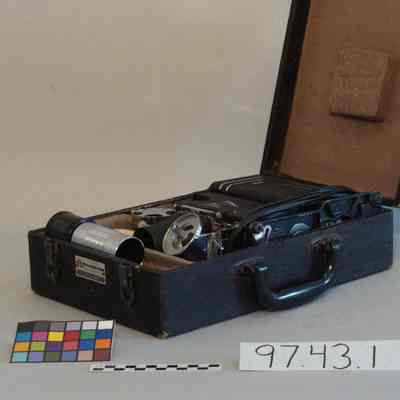 1997.43.01 box open view