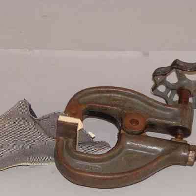 1993.03.01.03 (Close up of clamp)