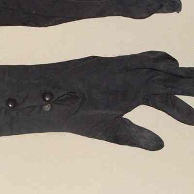 2008.26.28 a,b glove view