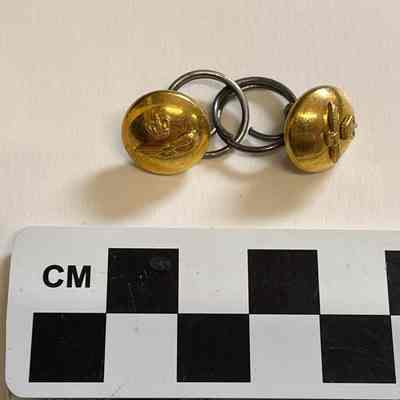 2021.07.09.01o: 2 brass buttons with rings