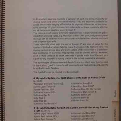 Selected acid and direct dyestuffs for the level dyeing of polyamid fibres of irregular affinity by the lyogen P process.