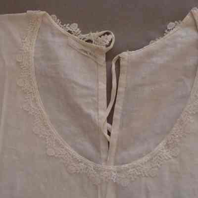 2005.31.29 neckline