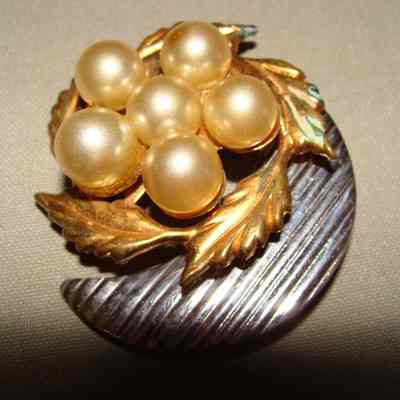 Gold and Pearl Brooch