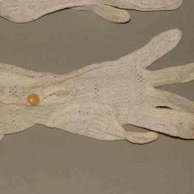 2008.26.30 a,b glove view