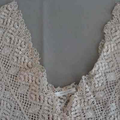 2005.31.27 neckline