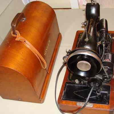 Singer Sewing Machine in Wook Box