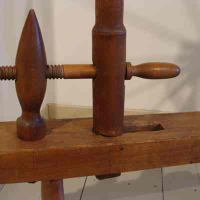 Walking-style spinning wheel