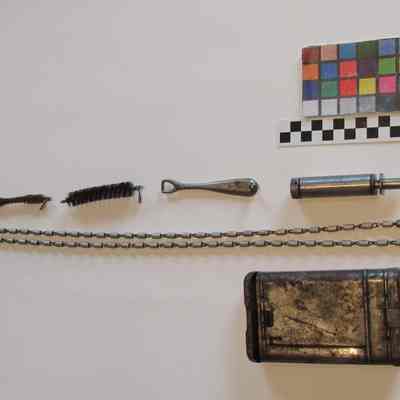 Detail of all parts found inside the cleaning kit.